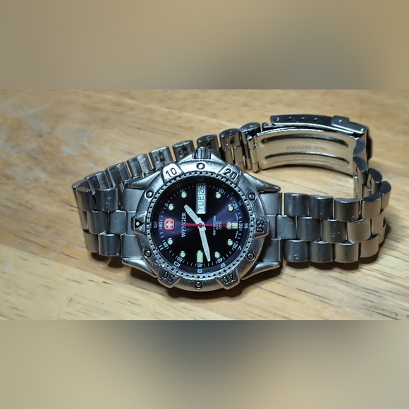 X Wenger SMT Design 200 meter Dive watch.  Rotating bezel, screw down crown. - Picture 9 of 13